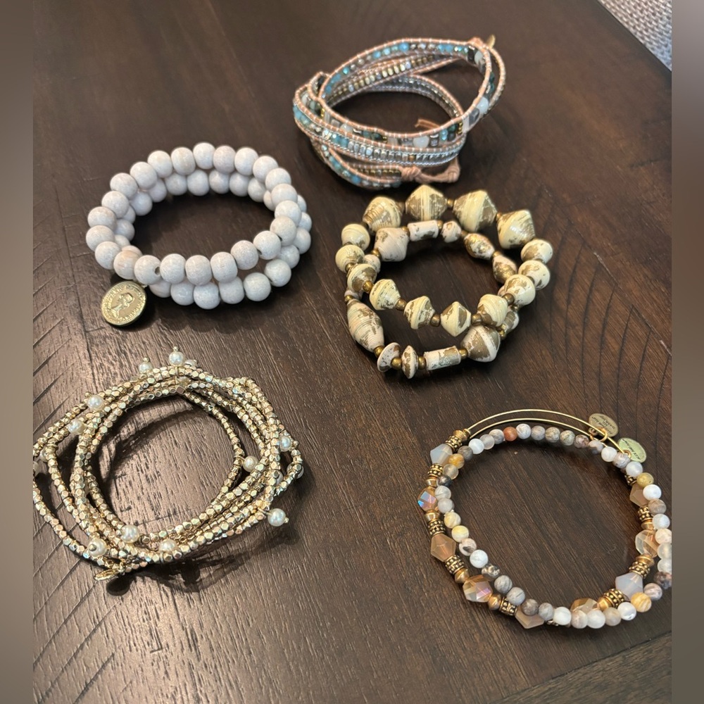 Beaded Stretch Bracelet Set in Neutral White, Cream & Gold